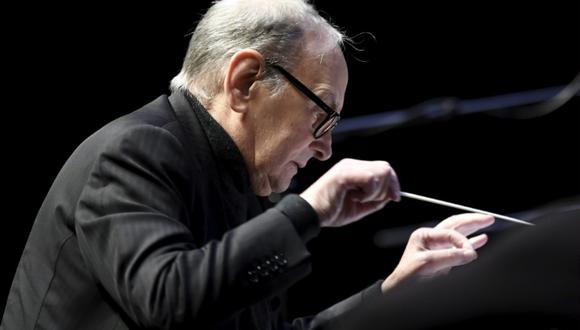 El compositor italiano Ennio Morricone dirigiendo un concierto en Helsinki el 30 de noviembre de 2016. (Foto: AFP)