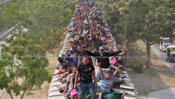 En las últimas semanas, grupos con cientos de migrantes subieron a bordo del tren, conocido como “la Bestia”, de acuerdo a testimonios de activistas y funcionarios. (Foto: Reuters)