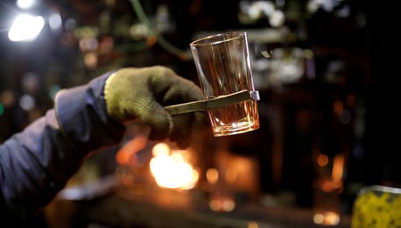 FOTO DE ARCHIVO: Un empleado sostiene un vaso mientras trabaja en la fábrica de vidrio Duralex International en La Chapelle-Saint-Mesmin, cerca de Orleans, Francia, el 10 de marzo de 2017. REUTERS/Benoit Tessier