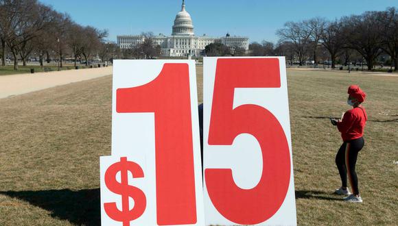Una pancarta por un salario mínimo en 15 dólares la hora, sobre la explanada de Washington, el 8 de marzo de 2021. (Foto: ANDREW CABALLERO-REYNOLDS AFP)