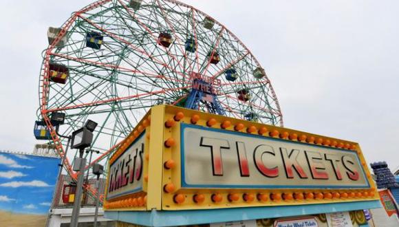 La rueda gigante y una boletería en el parque de atracciones Deno el 13 de agosto de 2020 en Coney Island, Nueva York. (Foto: AFP)