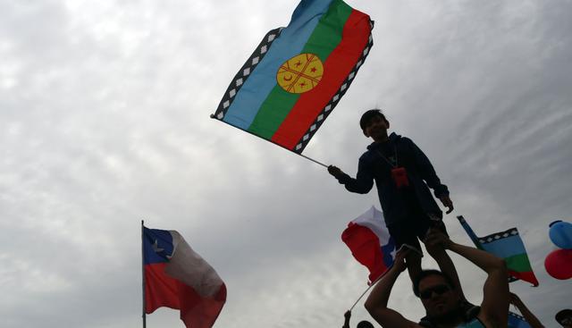Tampoco faltaban los rostros sobre tela del expresidente Salvador Allende y del cantautor Víctor Jara, cuya canción "El derecho a vivir en paz" se cantó desde las casas durante los toques de queda. (Foto: AFP)
