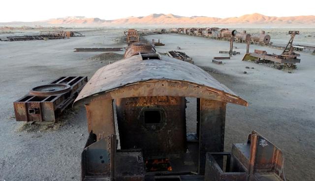 FOTO 6 | Pero cuando la industria minera se vino abajo debido a los recursos agotados, era demasiado costoso para el gobierno boliviano desmantelar los trenes y las estaciones. Si bien la industria minera disminuyó constantemente, los ferrocarriles se volvieron cada vez más lentos de construir. Los indígenas de la zona, los aymaras, se oponían al ferrocarril y sabotearon repetidamente la construcción. (Foto: Reuters)