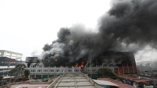 El presidente de la República, Pedro Pablo Kuczynski, expresó su apoyo a la labor de los bomberos, y observó que deben trabajar en mejores condiciones. (Foto: USI).