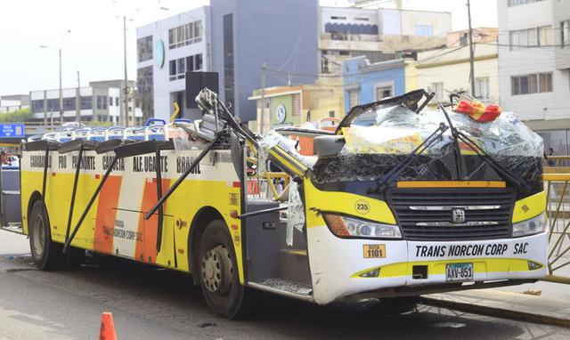 Tres personas estuvieron atrapadas entre los fierros, pero fueron rescatadas. (Foto: Jessica Vicente/GEC)