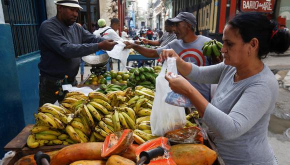 Comercio de frutas en calle de La Habana. (Foto: Reuters)