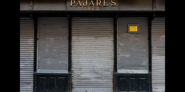 FOTO 10 | En esta imagen, tomada el 20 de abril de 2020, detalle de la entrada a una tienda de ropa de hombre cerrada durante el brote de coronavirus, en Madrid, España. La Confederación Española de Comercio, que representa a miles de pequeños negocios, dijo que hasta el 30% de sus negocios echarán el cierre definitivo a menos que reciban ayudas gubernamentales. (AP Foto/Bernat Armangue)