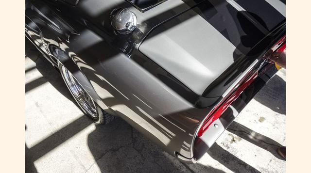 La dirección es abrupta en el mejor sentido posible: ajustada y precisa. Los frenos son duros y repentinos. En conjunto se siente sólido, como eran los autos antes que dejaran de ser grandes pedazos de metal. (Foto: Bloomberg)