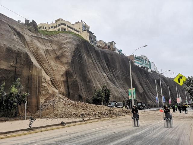 Personal de la Policía Nacional custodia la zona. (Foto: Anthony Niño De Guzmán)
