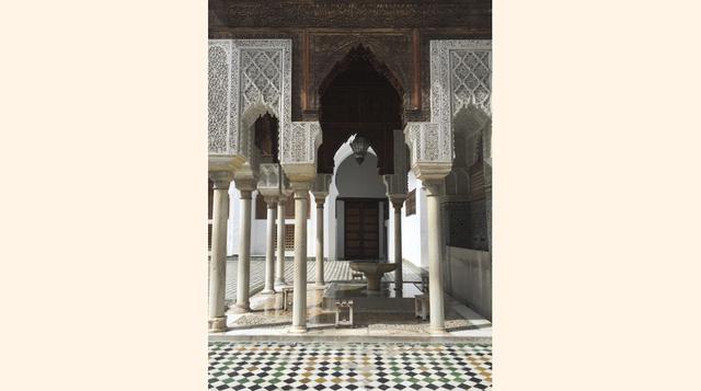 Sin embargo, el acceso a la biblioteca estaba muy restringido, tanto que ni siquiera la principal arquitecta a cargo de la restauración, Aziza Chaouni, sabía que existía. En la foto se aprecia la fuente donde los fieles se purifican espiritualmente antes 