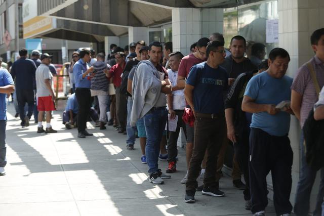 Largas colas se formaron en los exteriores del Touring en Lince. (Fotos: Anthony Niño De Guzmán)