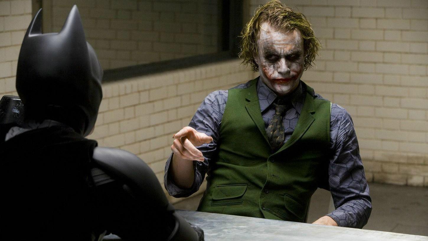Heath Ledger perfección la actuación metódica con su interpretación del Joker en The Dark Knight.