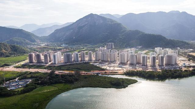 La Villa de los Atletas, es una obra que ya se encuentra en fase final. Esta gran obra incluye 3,604 departamentos divididos en 31 edificios y siete condominios.