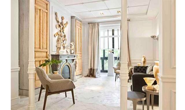 Suite con vistas, espacio Natuzzi. El estudio de Raúl Martins se ha impregnado del espíritu señorial del edificio de Antonio Maura para los dos proyectos que firma. En la imagen, la propuesta de salón para Natuzzi se articula en torno a una chimenea origi