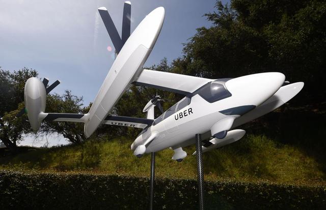 FOTO 2 | 2. Con una línea futurista, Uber mostró un modelo del aparato eléctrico de despegue vertical (VTOL, en inglés), que está desarrollando y que parece un híbrido entre un automóvil volador y un mini helicóptero.
(Foto: AFP)