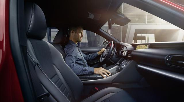 Para la comodidad de los pasajeros, posee asientos de cuero eléctricos con ventilación y memoria de 3 configuraciones.