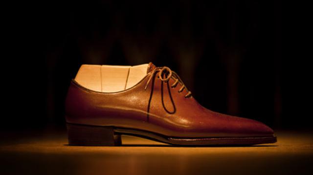 Masaru Okuyama. Después de graduarse en arte, este joven japonés 40 años pasó un tiempo en el mundo de la joyería hasta que llamó a la puerta de la escuela de zapatería de Tokio. Tras dos años de formación se subió a un avión que aterrizó en París donde e