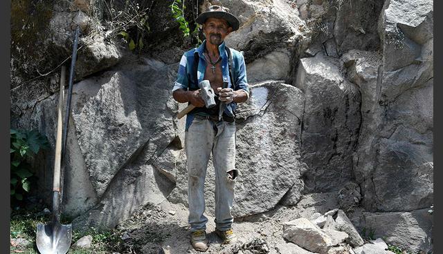 FOTO 12 | Honduras, José Díaz, de 66 años, cantero, posa con sus herramientas en el municipio de Ojojona, a 25 km al sur de Tegucigalpa, el 24 de abril del 2018. (Foto: AFP)