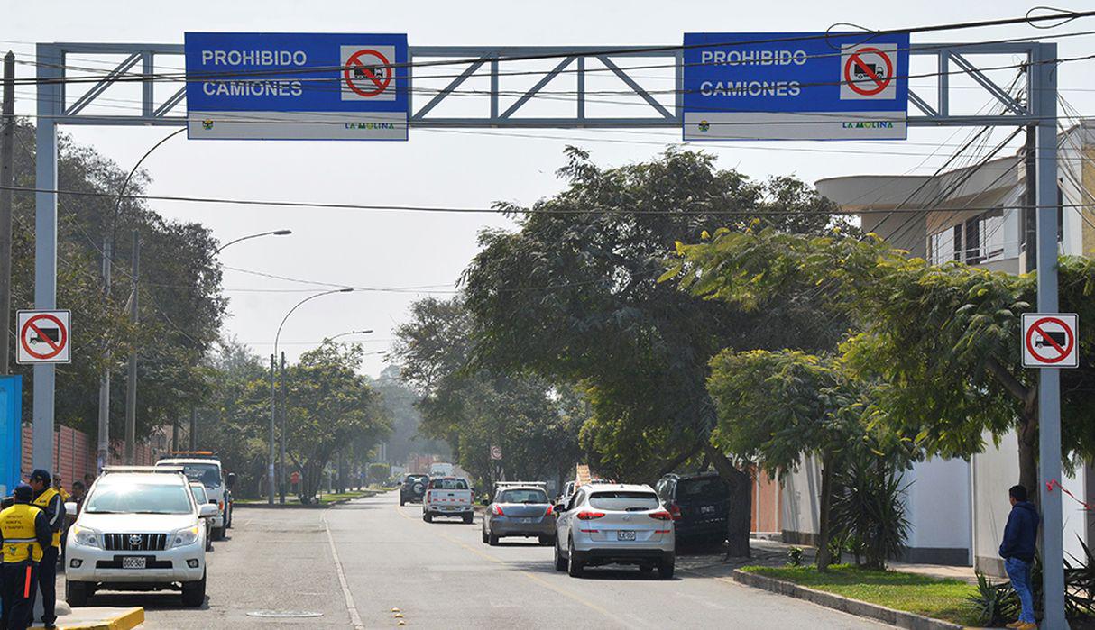 La Municipalidad de La Molina ha instalado 35 señales reguladoras en las vías de acceso al cuadrante, además de dos pórticos y banners informativos. (Difusión)