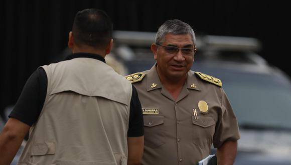 Comandante General de PNP,  Victor Zanabria se retira de Palacio de Gobierno. Fotos: Julio Reaño/GEC.