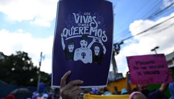 Una mujer participa en una manifestación para exigir justicia para las víctimas de feminicidio en San Salvador (Foto:AFP)