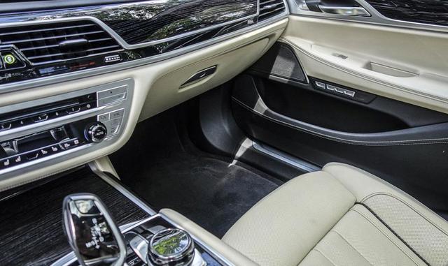 Yo aclararía que este M760i no es un M7. Eso no existe, técnicamente hablando. Más bien, los autos “M Sport” como este M760i son las versiones reducidas de más alto nivel de los vehículos normales que no pertenecen a la serie M. Los “autos M” de verdad —p