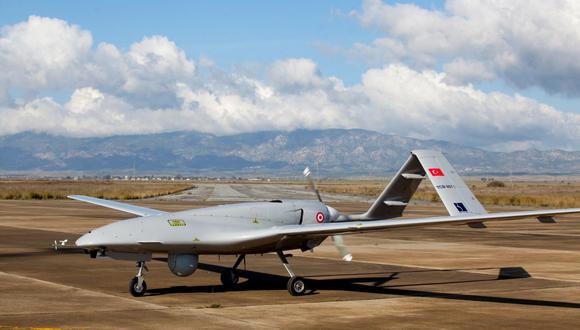 El dron Bayraktar TB2 de fabricación turca se muestra el 16 de diciembre de 2019 en la base aérea militar de Gecitkale, en la autoproclamada República Turca del Norte de Chipre. (BIROL BEBEK / AFP).