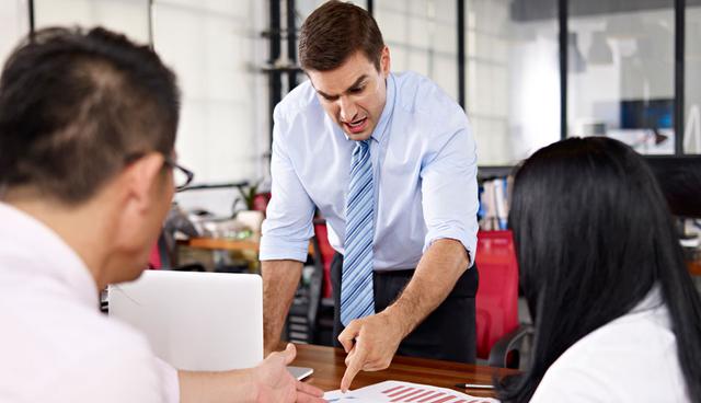 FOTO 3 | 3. Descargar tu ira en vez de intentar corregir. Mucha veces las presiones que recaen en ti a veces son grandes. Pero agudizas el problema si en vez de buscar corregir el desempeño de tus subordinado para que mejore su productividad descargas en él tu coraje por los errores que cometió. Lo pondrás nervioso e incrementará su ineficiencia. (Foto: ESAN)