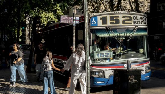 Los viajeros toman un autobús en Buenos Aires, Argentina, el martes 13 de febrero de 2024.