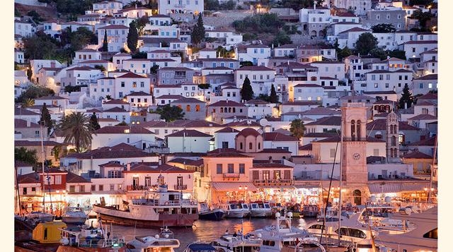7. Isla de Hidra, Grecia. Las mil cabezas que se levantan sobre la isla no le pertenecen a la hidra mitológica, sino a los cientos de turistas que recorren a pie este bello rincón de Grecia. ¿Por qué? Pues el gobierno ha prohibido la circulación de autos 