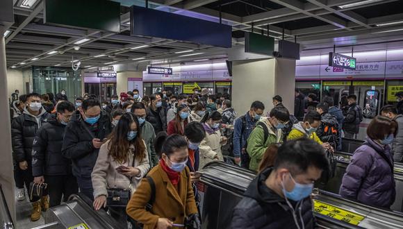 Pasajeros en la estación del tren subterráneo en Wuhan. Foto tomada el 28 de diciembre del 2020. EFE