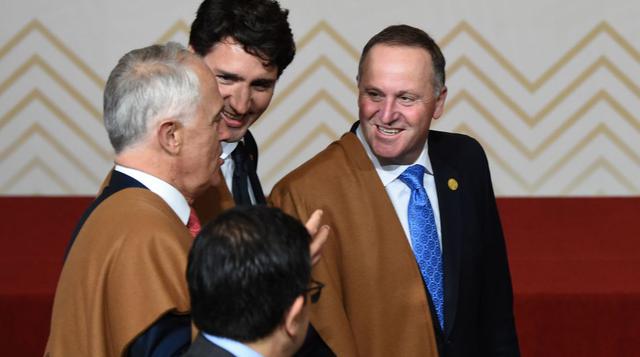 Animada conversación entre el primer ministro de Canadá, Justin Trudeau (segundo de la izquierda) y el primer ministro de Nueva Zelanda, John Key (derecha), en presencia del primer ministro de Australia, Malcolm Turnbull. (Foto: AFP)