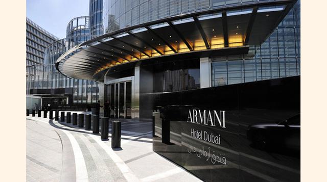Armani Luxury Hotel Dubai. Diseñador: Giorgio Armani. Ubicación: Burj Khalifa, Dubai. Este hotel goza del título del edificio más alto del mundo. Cuenta con 160 suites, 6 restaurantes de comida hindú, italiana, mediterránea y japonesa, y una tienda exclus