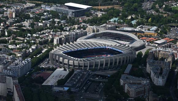 Esta foto de archivo tomada el 1 de junio de 2022 muestra una vista aérea del estadio del equipo de fútbol Paris Saint-Germain, el Parc-des-Princes en París. (Foto de Emmanuel DUNAND / AFP)