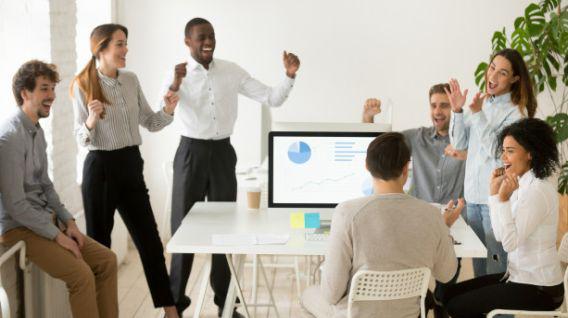 Una reunión creativa, según experto, debería tener entre dos y 10 miembros, no más. (Foto: Freepik)