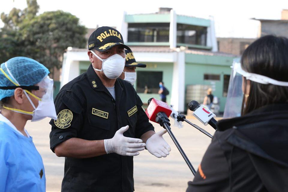 En diálogo con la prensa, Manuel Vásquez sostuvo que en estos momentos los 510 estudiantes contagiados de COVID-19 se encuentran aislados en un pabellón en el interior de la escuela. (Foto Manuel Melgar/ GEC)