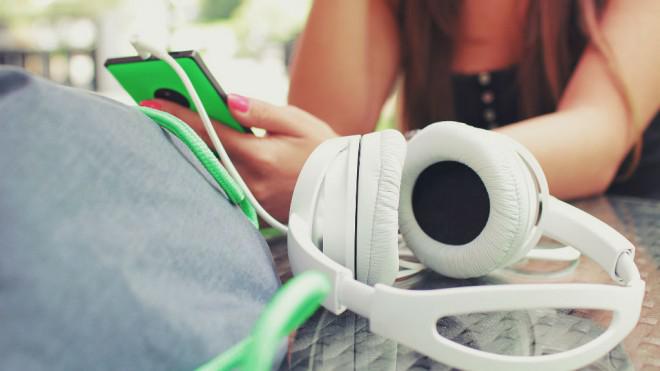 Uso constante de celulares y audífonos disminuye capacidad de audición (Foto: Pixabay)