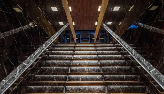 FOTO 9 | Los huéspedes pueden disfrutar y admirar el salón principal, rodeado de grandes ventanas verticales, así como una hermosa terraza con una piscina de hidromasaje, un área de descanso techada, y una amplia y cómoda zona para tomar el sol.

(Foto: CRN Yachts)