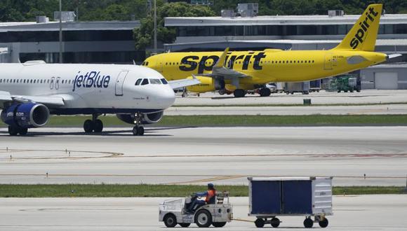 Un avión de JetBlue y uno de Spirit Airlines en el Aeropuerto Internacional Fort Lauderdale-Hollywood en Fort Lauderdale, Florida. (Foto AP /Wilfredo Lee)