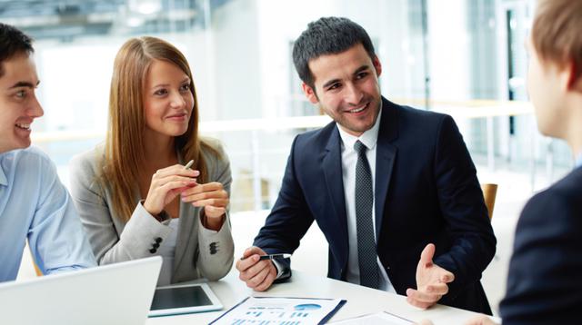 FOTO 8 | 8. Da ejemplo

"Desaparecer de la oficina sin un motivo claro, y dejar en manos de la plantilla todo el trabajo, no es la mejor forma de crear un buen clima de trabajo. Trabajar codo con codo con tu equipo, y estar al pie del cañón, dando lo mejor de ti mismo cada día, es una forma infalible para conseguir que tu equipo quiera seguir contigo".
