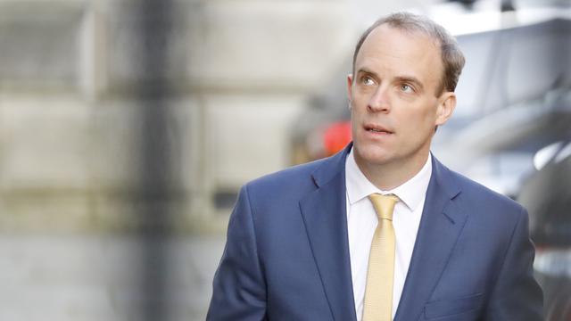 Dominic Raab llega a Downing Street, en el centro de Londres, para presidir la sesión informativa diaria del gobierno sobre el coronavirus. (Tolga AKMEN / AFP).