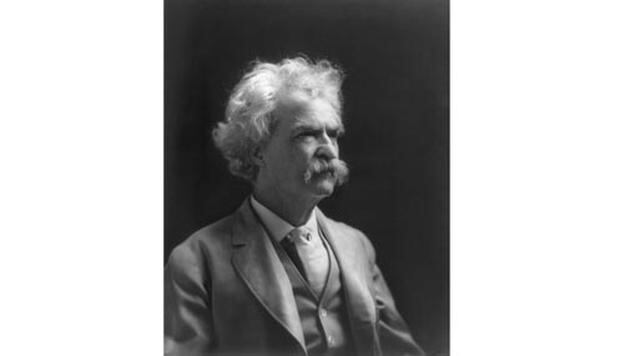 La lealtad al país SIEMPRE. La lealtad al gobierno, cuando lo merece. Mark Twain (1835-1910), escritor estadounidense.