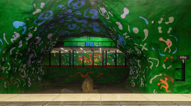 FOTO 17 | ESTACIÓN ALBY
El arte de esta estación es único e inspirado en los petroglifos locales. Fue inaugurado en 1975.