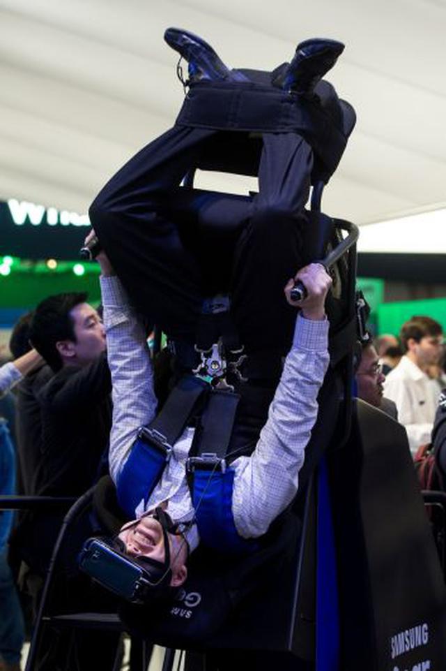 Un asistente se divierte probando el dispositivo virtual "Gear VR 4D" en el stand de Samsung. (Foto: AFP)