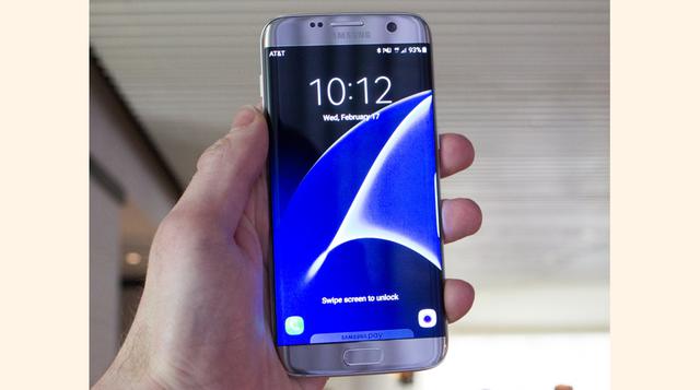6. Samsung Galaxy S7 Edge. El Galaxy S7 Edge tiene una pantalla más grande de 5.5 pulgadas y una batería más larga que el Galaxy S7, manteniendo las mismas características (resistencia al agua, una ranura para tarjetas microSD para mayor almacenamiento y 