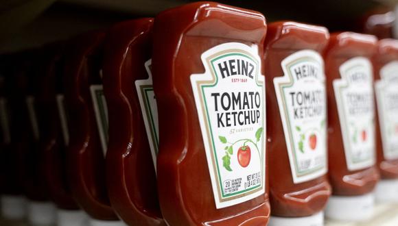 El ketchup Heinz se muestra en un estante de una tienda de comestibles en Washington, DC, el 15 de febrero de 2023. (Foto de Stefani Reynolds / AFP)