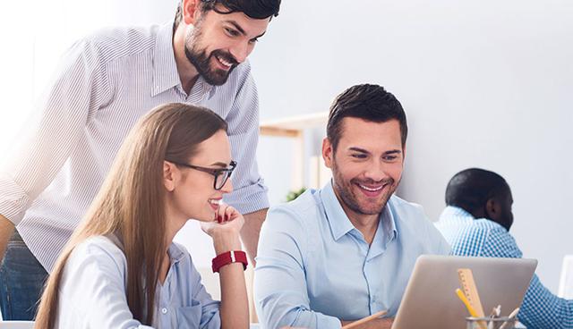 FOTO 4 | 4. Observa a las personas

La investigación de mercado basada en encuestas es una total pérdida de tiempo y dinero. La mejor investigación es la observación del comportamiento de las personas, pues es la base del neuromarketing, la mejor herramienta de investigación de insights que existe en la actualidad. 

¿Qué tienes que hacer? Simple: cómprate un café, ponte ropa cómoda y salte a la calle a observar a las personas, visitar centros comerciales, aeropuertos, hospitales, escuelas, iglesias, etc. y anotar todas las acciones de las personas donde veas que puedan tener problemas o donde veas que pueda existir una mejor solución a lo que hacen actualmente.