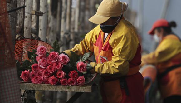 Mujeres preparan flores para exportar en uno de los invernaderos de Quito Inor Flowers en Lasso, Ecuador, martes 25 de agosto de 2020. (Foto: AP)