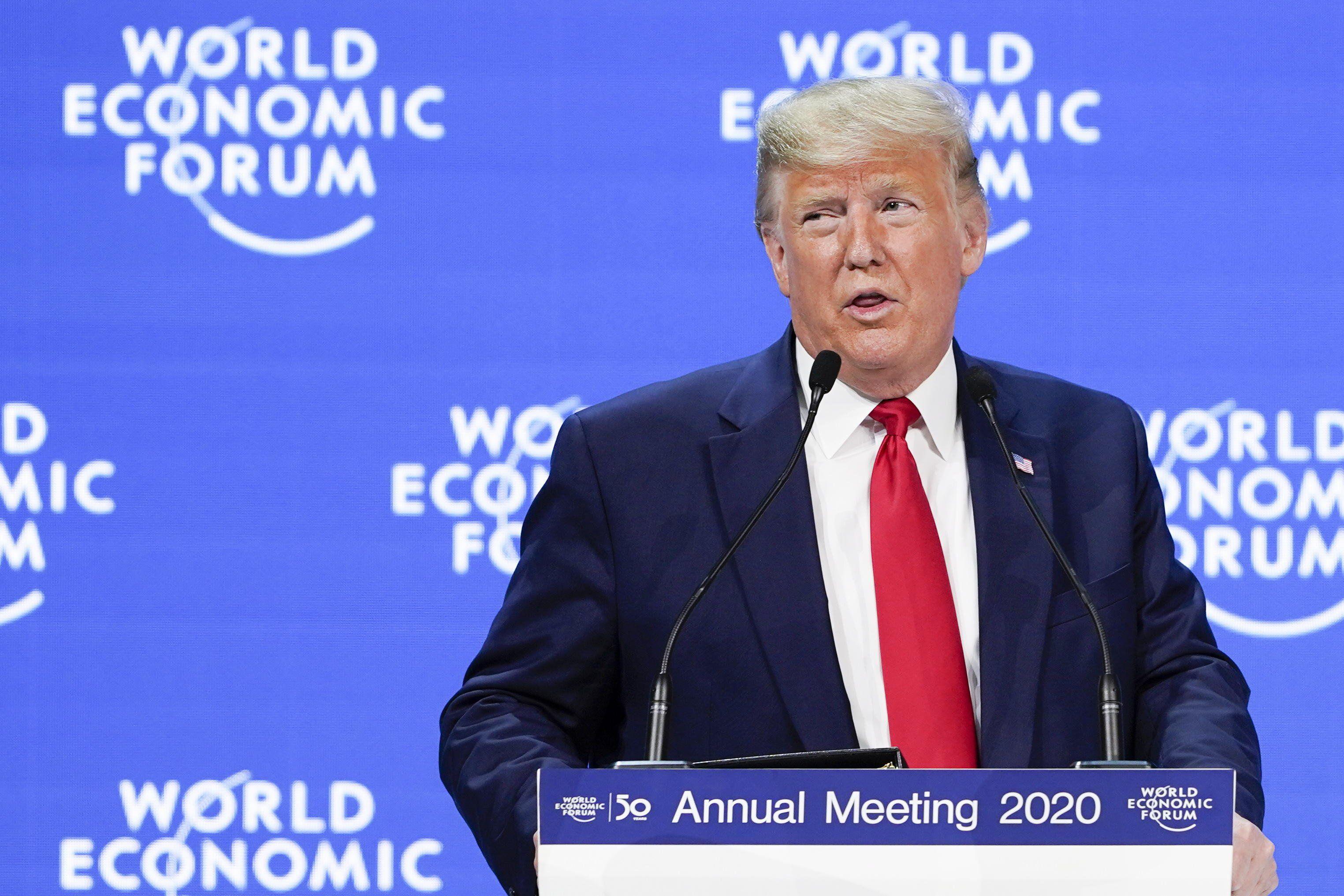 Donald Trump llegó veinte minutos tarde a su presentación en el Foro de Davos. (Foto: EFE)