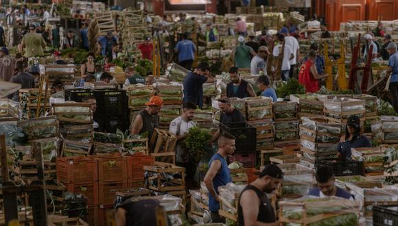 Los vendedores caminan por el almacén mayorista de productos de la Companhia de Entrepostos e Armazens Gerais de Sao Paulo (CEAGESP) en Sao Paulo, Brasil, el viernes 25 de marzo de 2022. Fotógrafo: Tuane Fernandes/Bloomberg